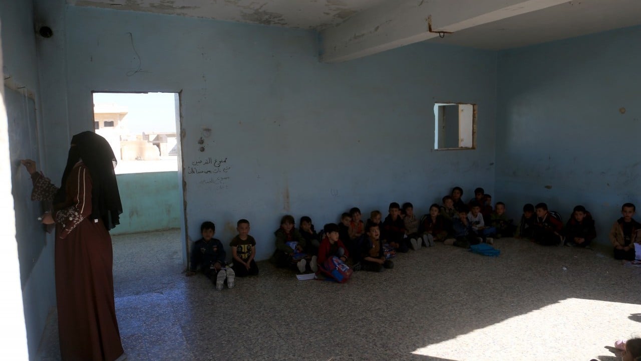 Foto - Ne sıra var ne tahta: İdlib’de çocuklar soğuk zeminde eğitim görüyor