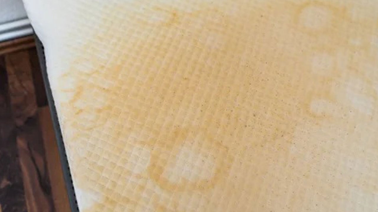 Foto - Ne yapsanız da temizlenmiyor mu? İşte sararan yatakları pırıl pırıl yapacak o yöntem