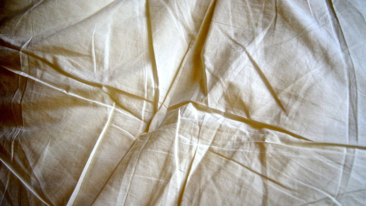 Ne yapsanız da temizlenmiyor mu? İşte sararan yatakları pırıl pırıl yapacak o yöntem