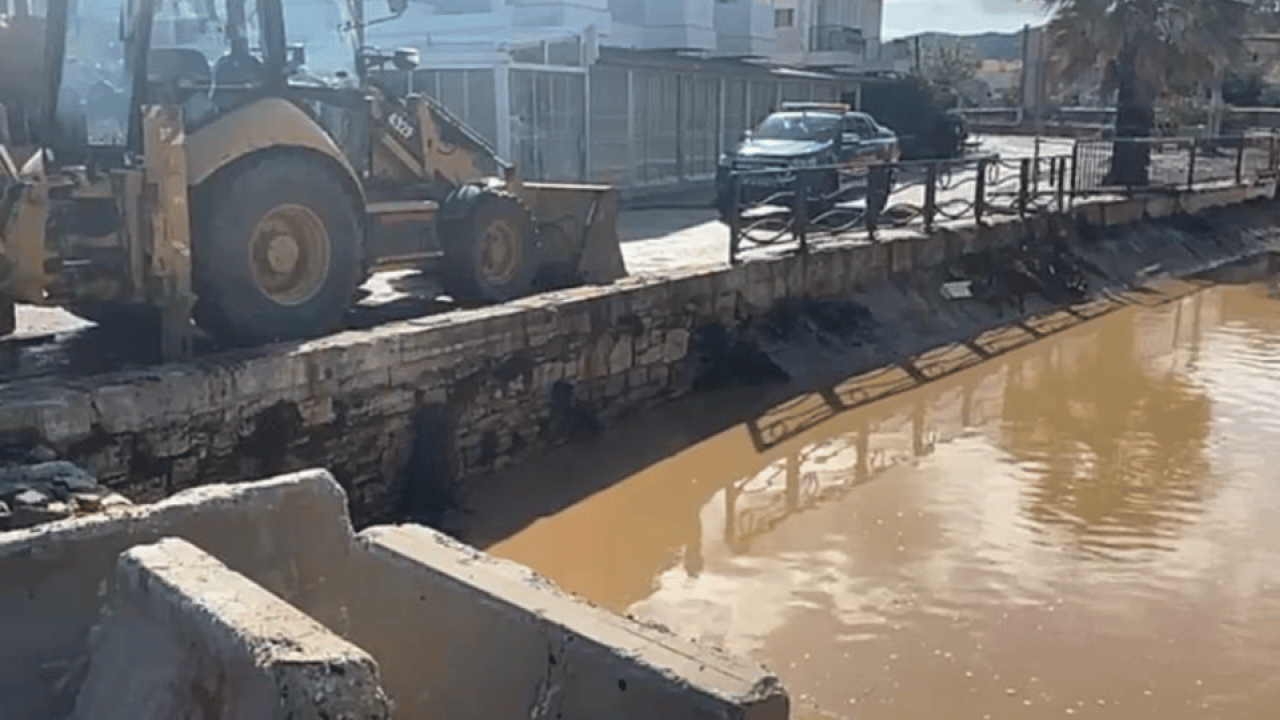 Foto - Nedir bu İzmirlinin çektiği! Esnaf koruyor CHP'li belediye bakıyor
