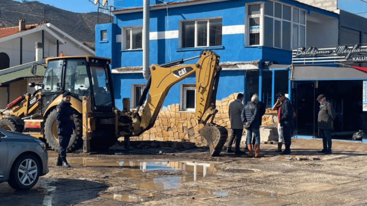 Foto - Nedir bu İzmirlinin çektiği! Esnaf koruyor CHP'li belediye bakıyor