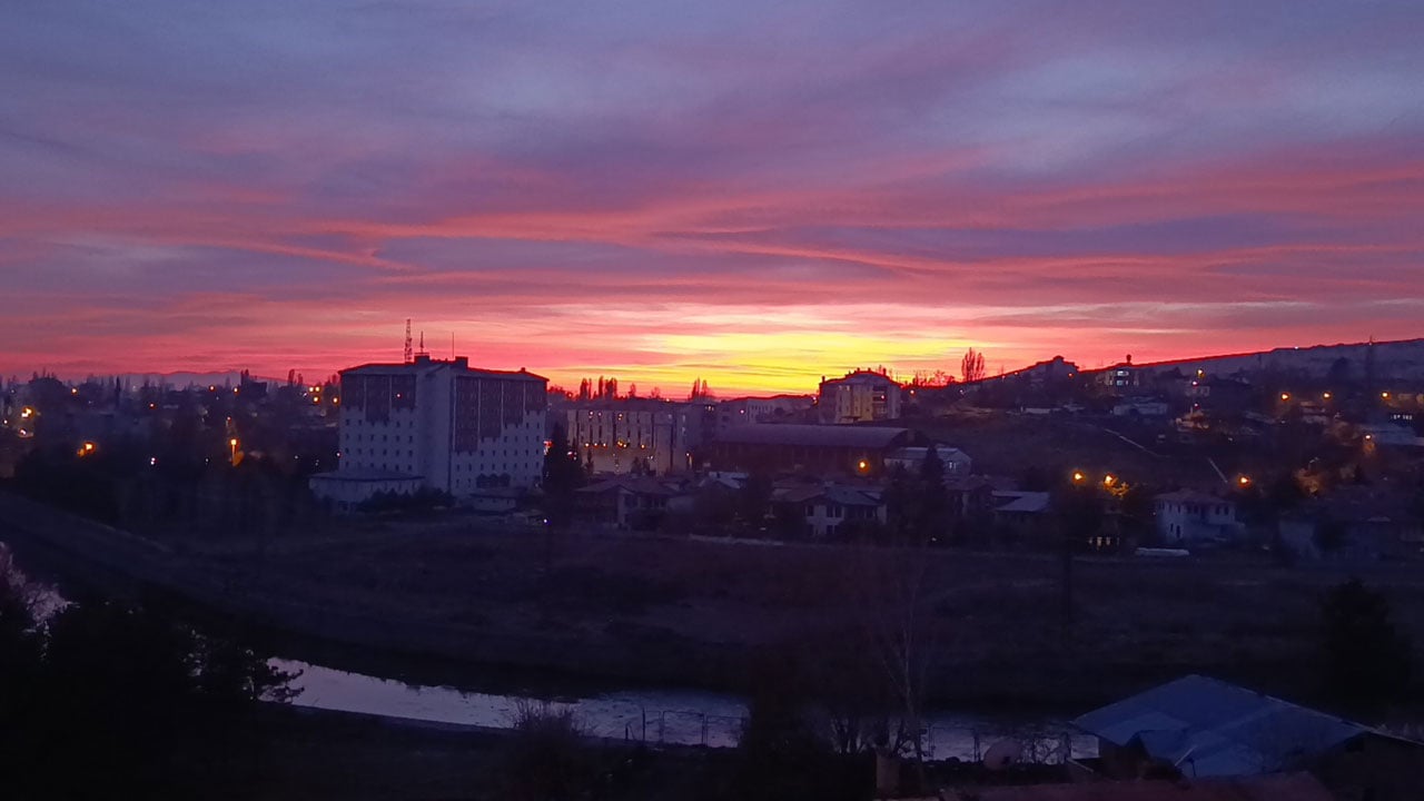 Nefes kesen manzara! Gün batımının kızılı şehri masal diyarına dönüştürdü