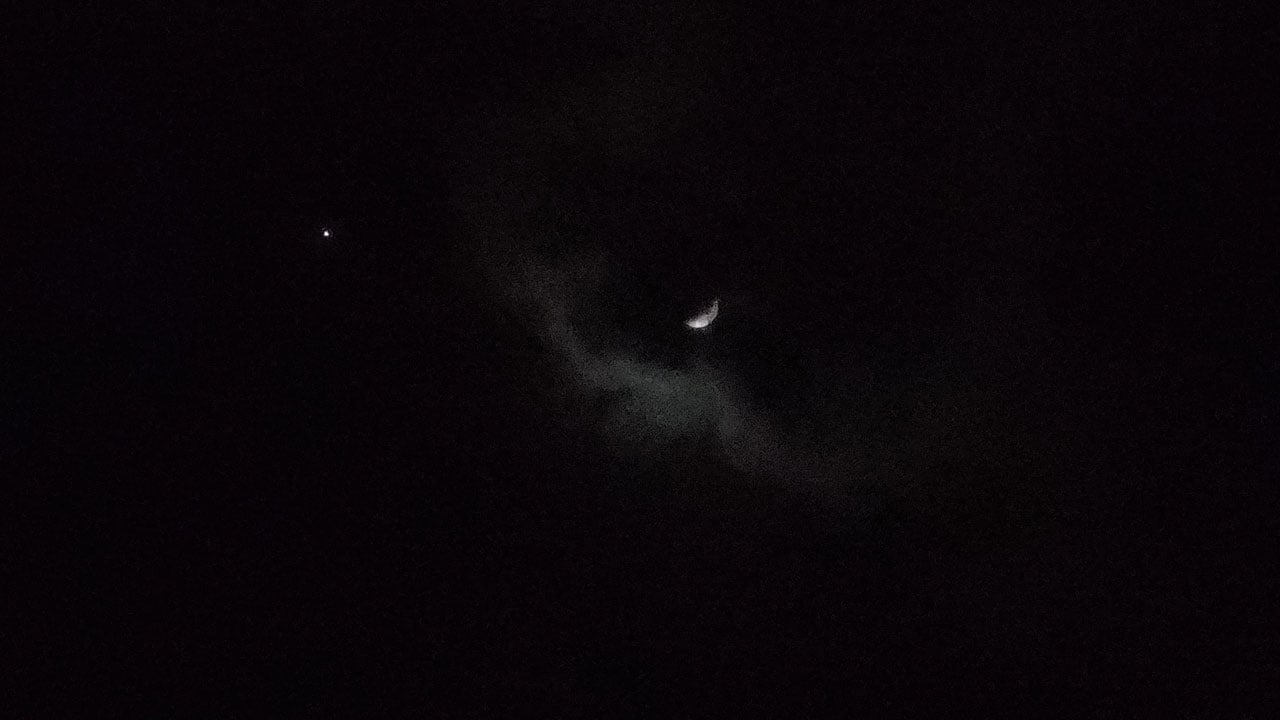 Nefes kesen manzara! Hilal ve Jüpiter yan yana görüntülendi 