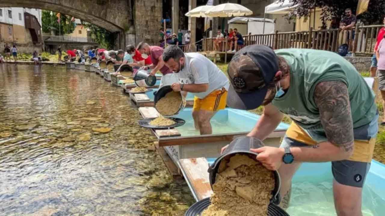 Foto - Nehir yatağından altın akıyor! Eline kova alan bölgeye koşmaya başladı