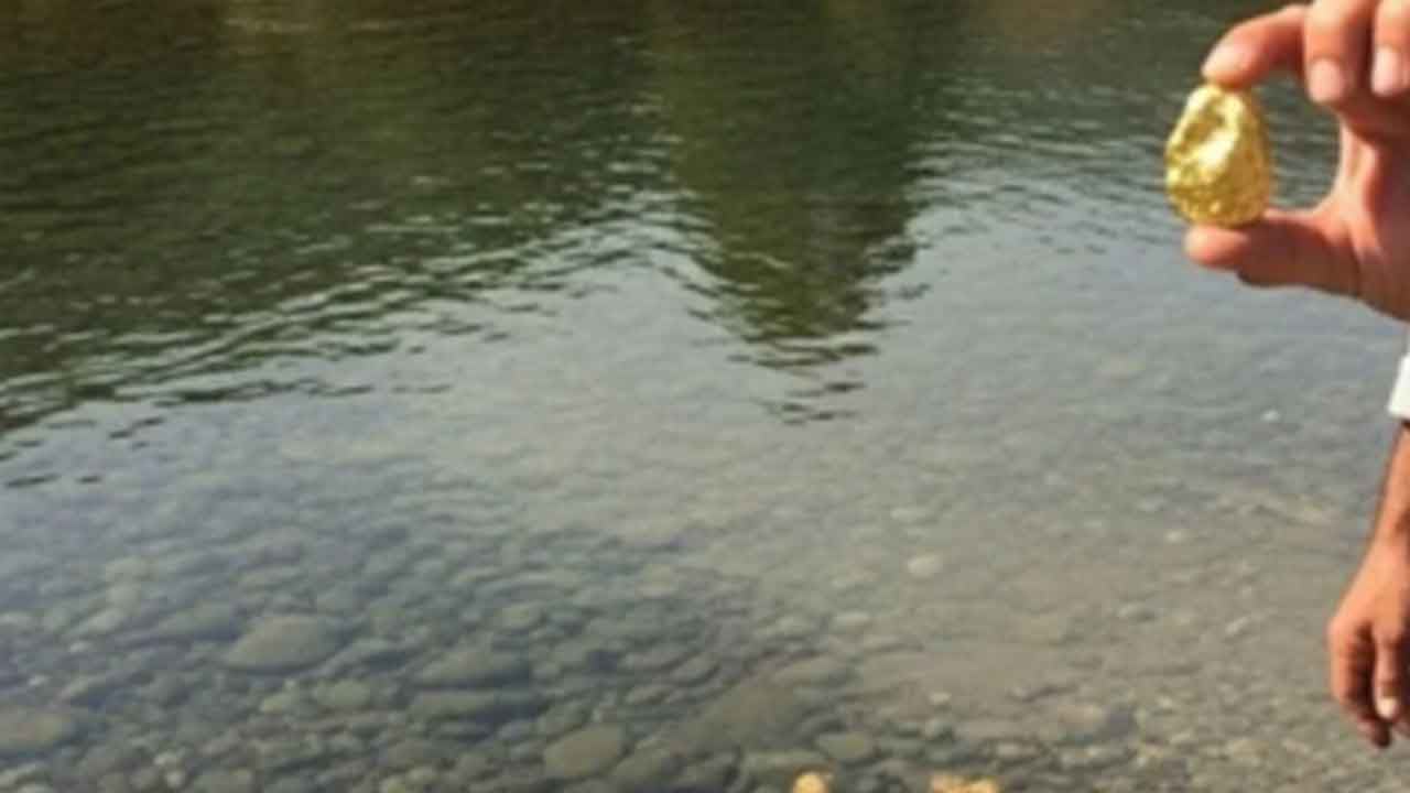 Foto - Nehir yatağından altın akıyor! Eline kova alan bölgeye koşmaya başladı