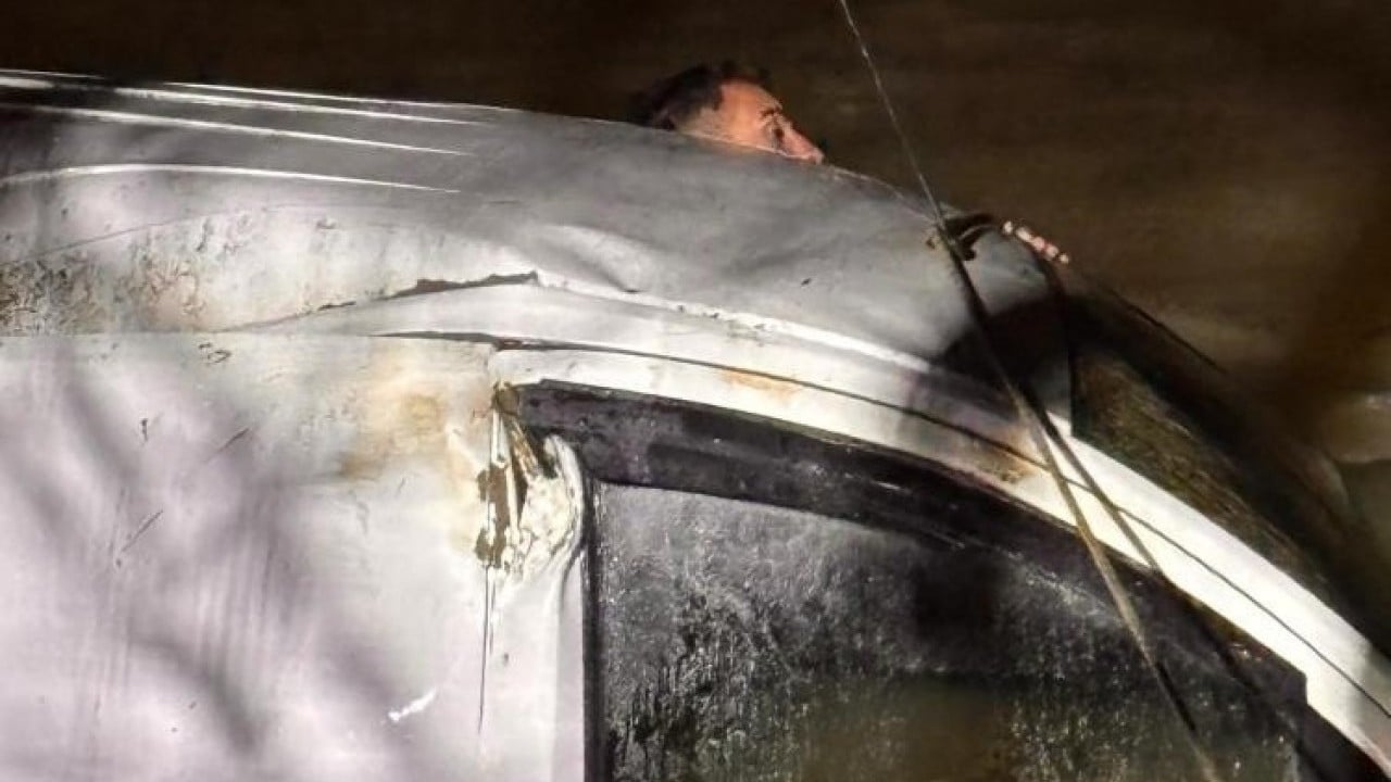 Foto - Nehire uçan araçtaki sürücü son anda kurtarıldı