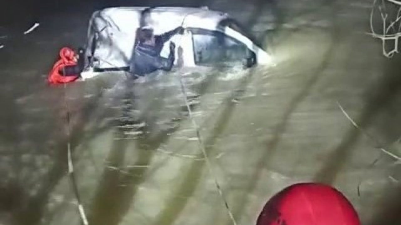 Foto - Nehire uçan araçtaki sürücü son anda kurtarıldı