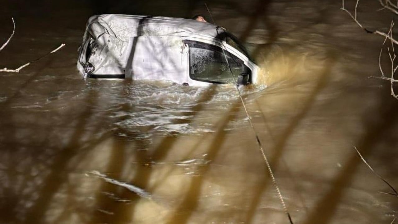 Foto - Nehire uçan araçtaki sürücü son anda kurtarıldı