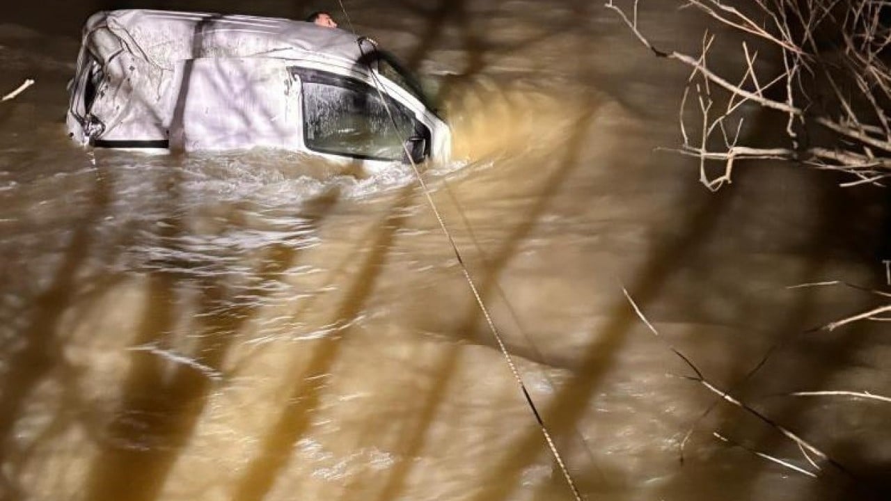 Foto - Nehire uçan araçtaki sürücü son anda kurtarıldı
