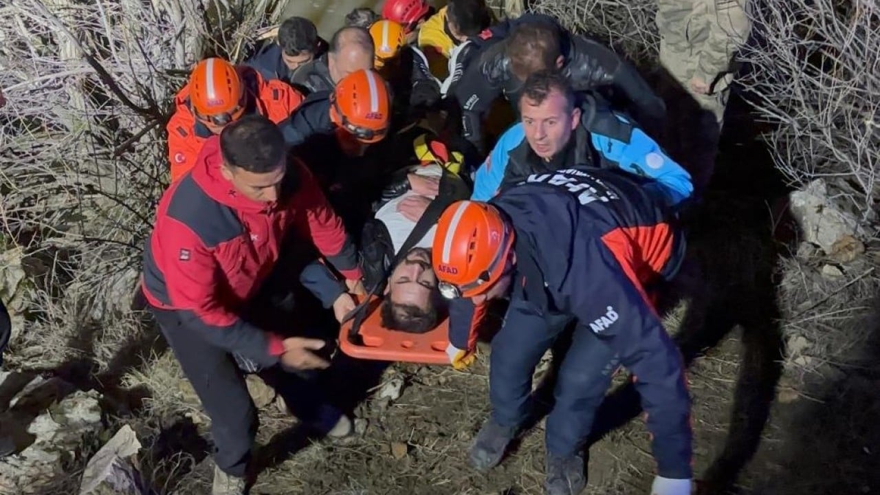 Nehire uçan araçtaki sürücü son anda kurtarıldı