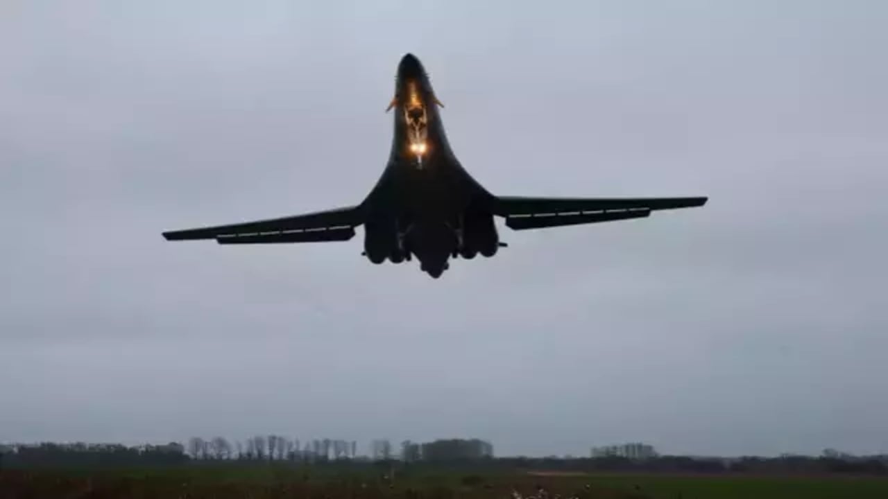 Foto - "Neler oluyor" dedirten gelişme! Avrupa ülkesi kapılarını açtı, ölüm makinesi üsse indi