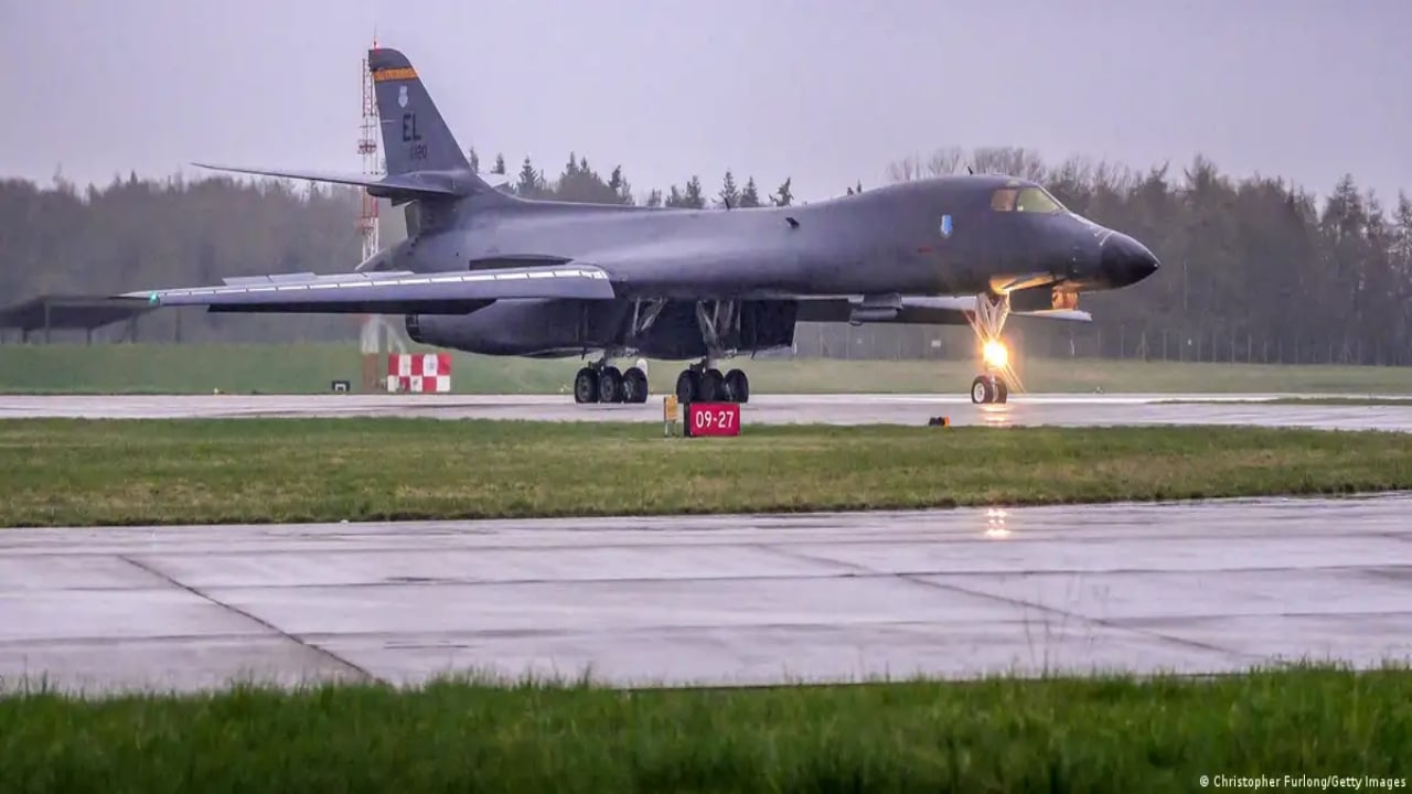 Foto - "Neler oluyor" dedirten gelişme! Avrupa ülkesi kapılarını açtı, ölüm makinesi üsse indi