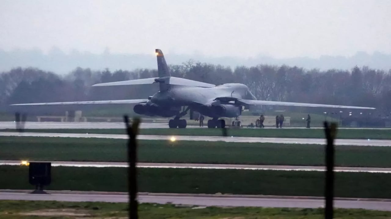 Foto - "Neler oluyor" dedirten gelişme! Avrupa ülkesi kapılarını açtı, ölüm makinesi üsse indi