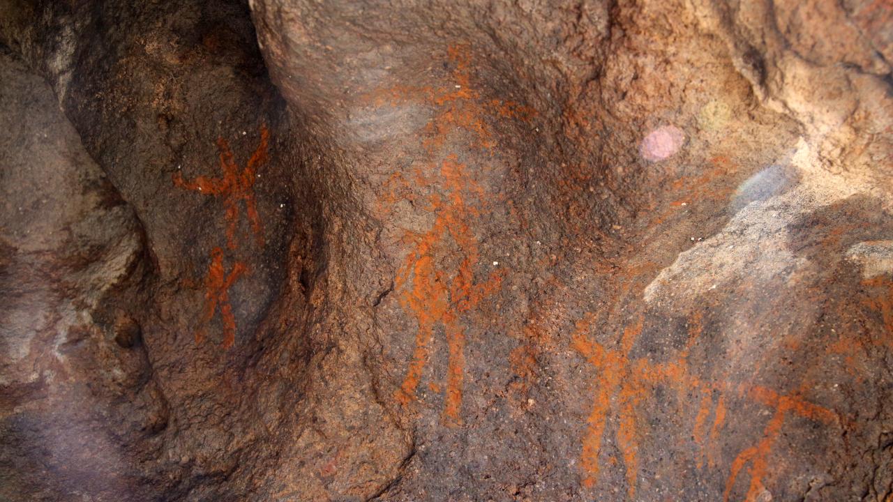 Foto - Neolitik Çağ’a ait insan figürlü kaya resimleri keşfedildi