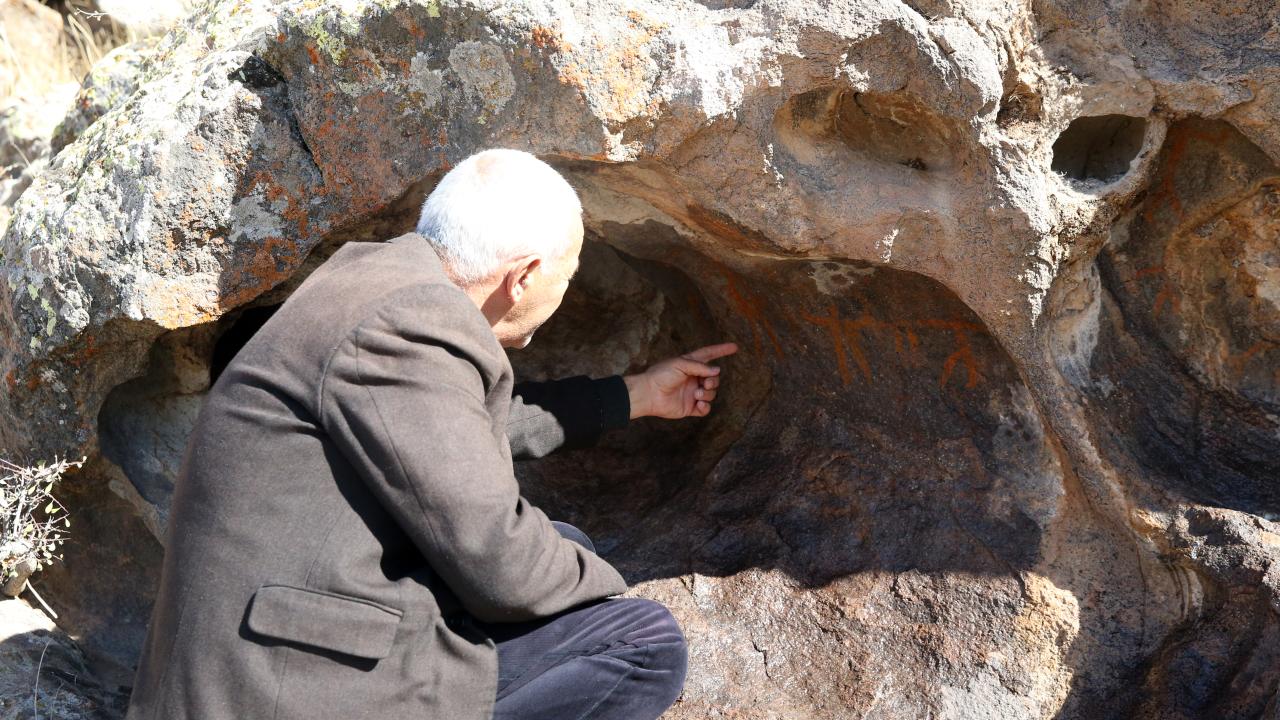 Neolitik Çağ’a ait insan figürlü kaya resimleri keşfedildi