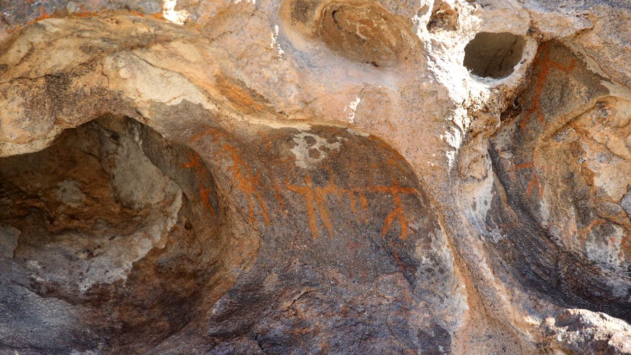 Foto - Neolitik Çağ’a ait insan figürlü kaya resimleri keşfedildi