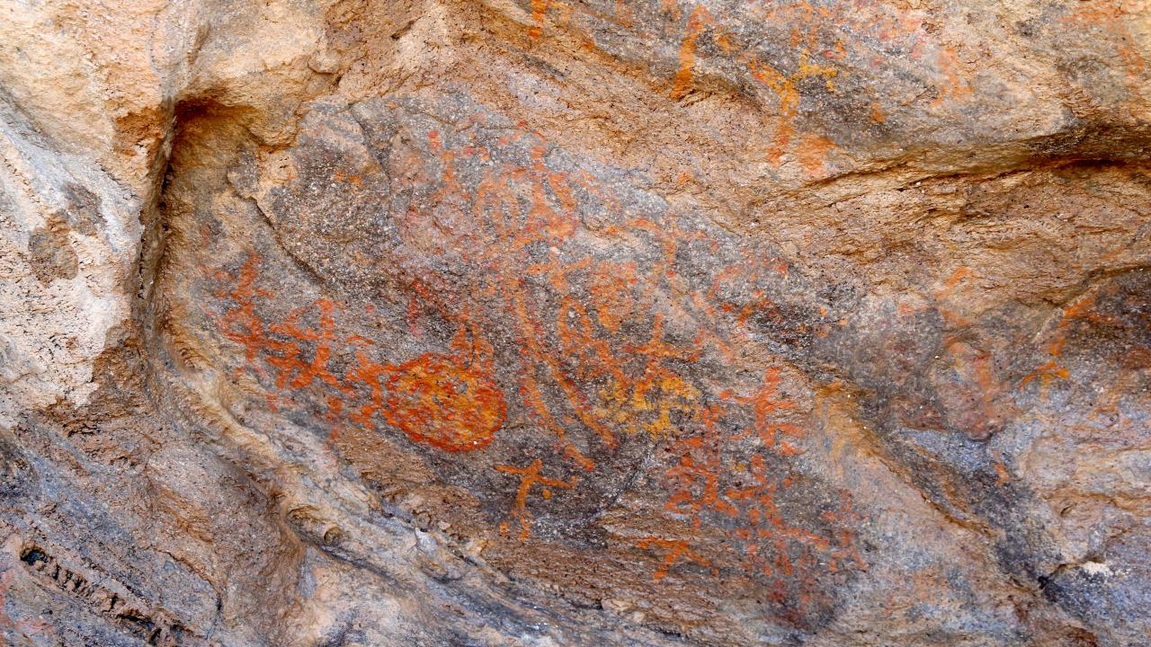 Foto - Neolitik Çağ’a ait insan figürlü kaya resimleri keşfedildi