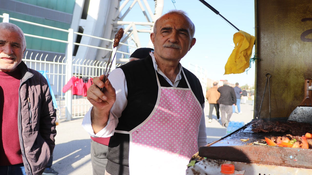 Foto - Nereden nereye... Süper Lig'in eski yıldızı şimdi stadyum önünde köfte satıyor