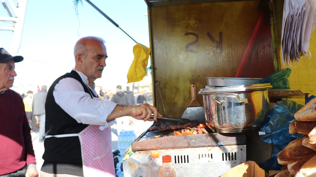 Foto - Nereden nereye... Süper Lig'in eski yıldızı şimdi stadyum önünde köfte satıyor