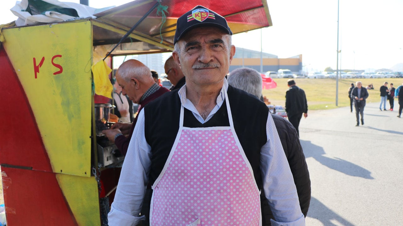 Foto - Nereden nereye... Süper Lig'in eski yıldızı şimdi stadyum önünde köfte satıyor