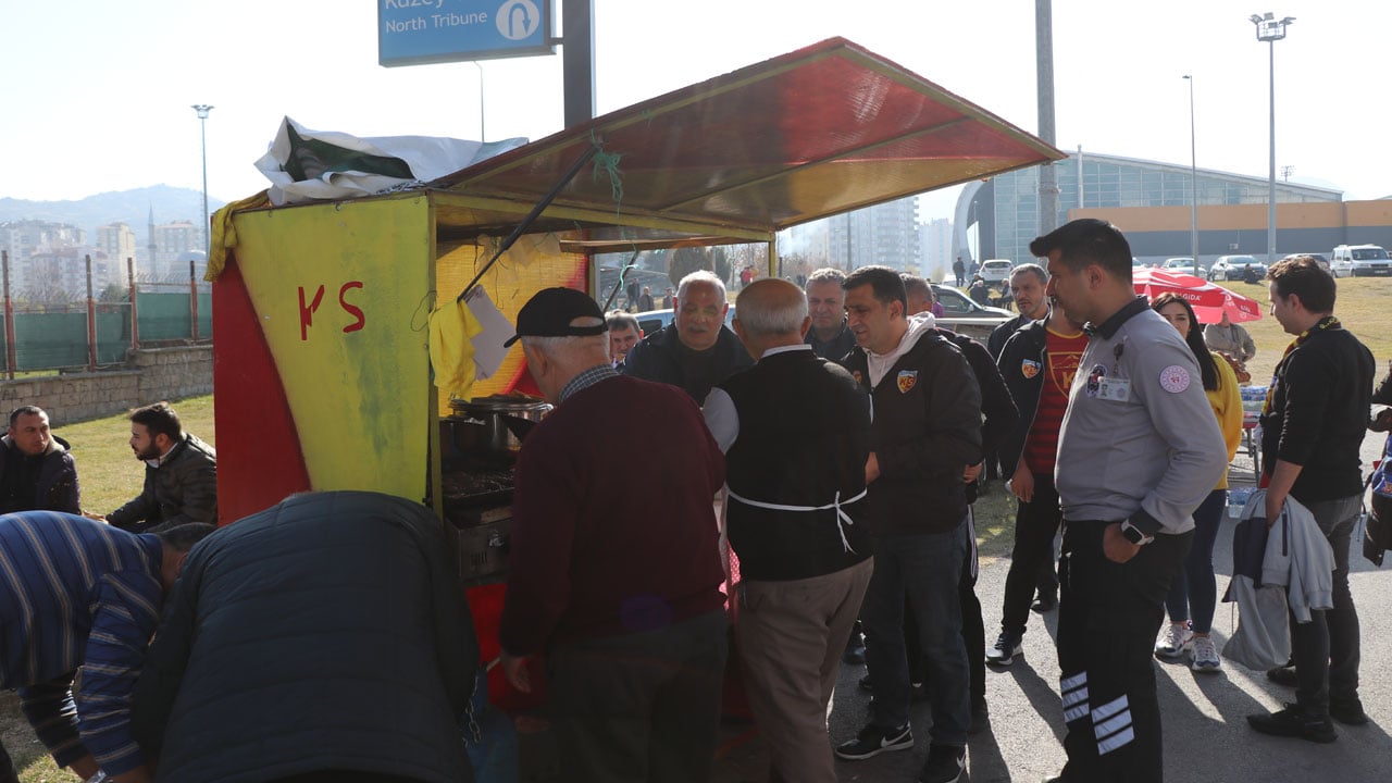 Nereden nereye... Süper Lig'in eski yıldızı şimdi stadyum önünde köfte satıyor