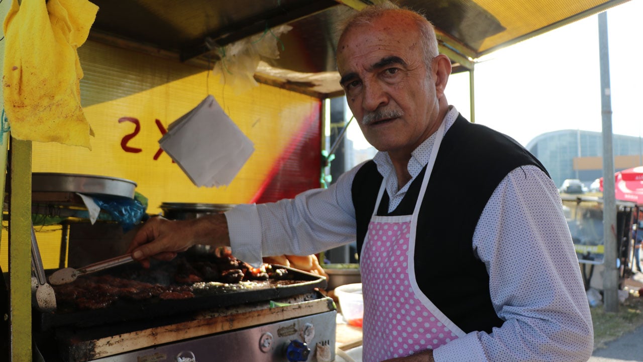 Foto - Nereden nereye... Süper Lig'in eski yıldızı şimdi stadyum önünde köfte satıyor