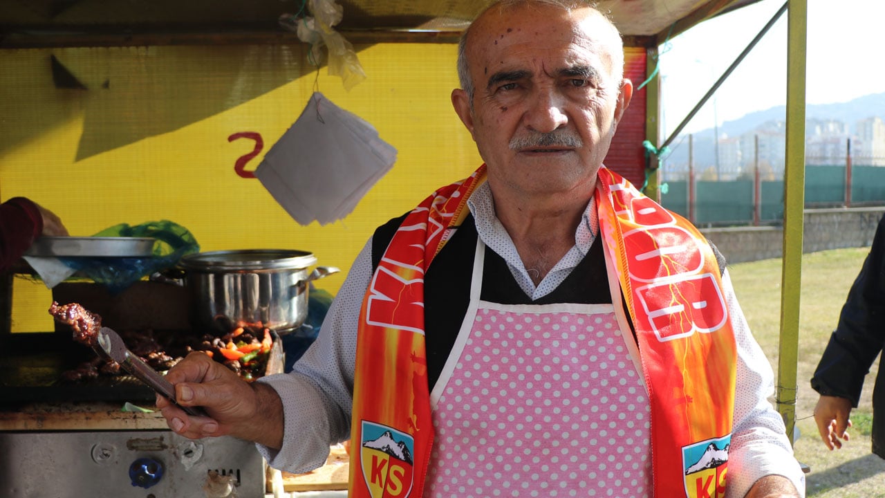 Foto - Nereden nereye... Süper Lig'in eski yıldızı şimdi stadyum önünde köfte satıyor