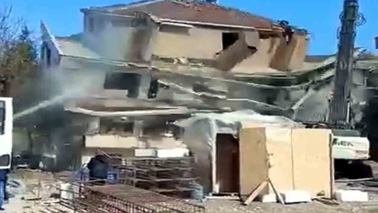 Foto - Neredeyse üfleseler düşecekti: Çürük binaya tek dokunuş