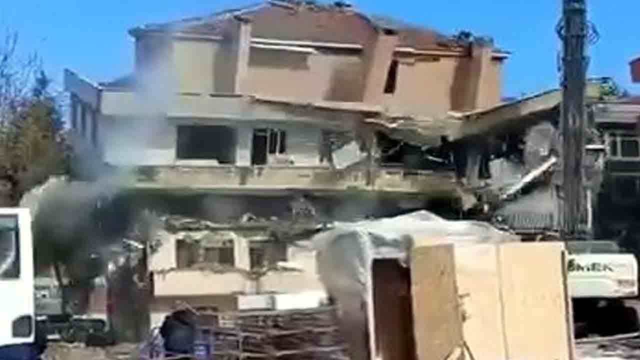 Foto - Neredeyse üfleseler düşecekti: Çürük binaya tek dokunuş