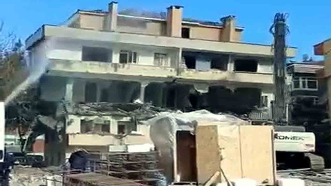 Neredeyse üfleseler düşecekti: Çürük binaya tek dokunuş