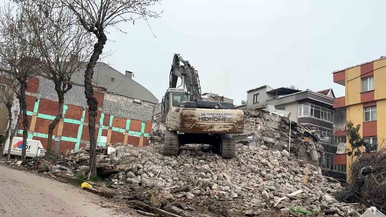 Foto - Neredeyse üfleseler düşecekti: Çürük binaya tek dokunuş