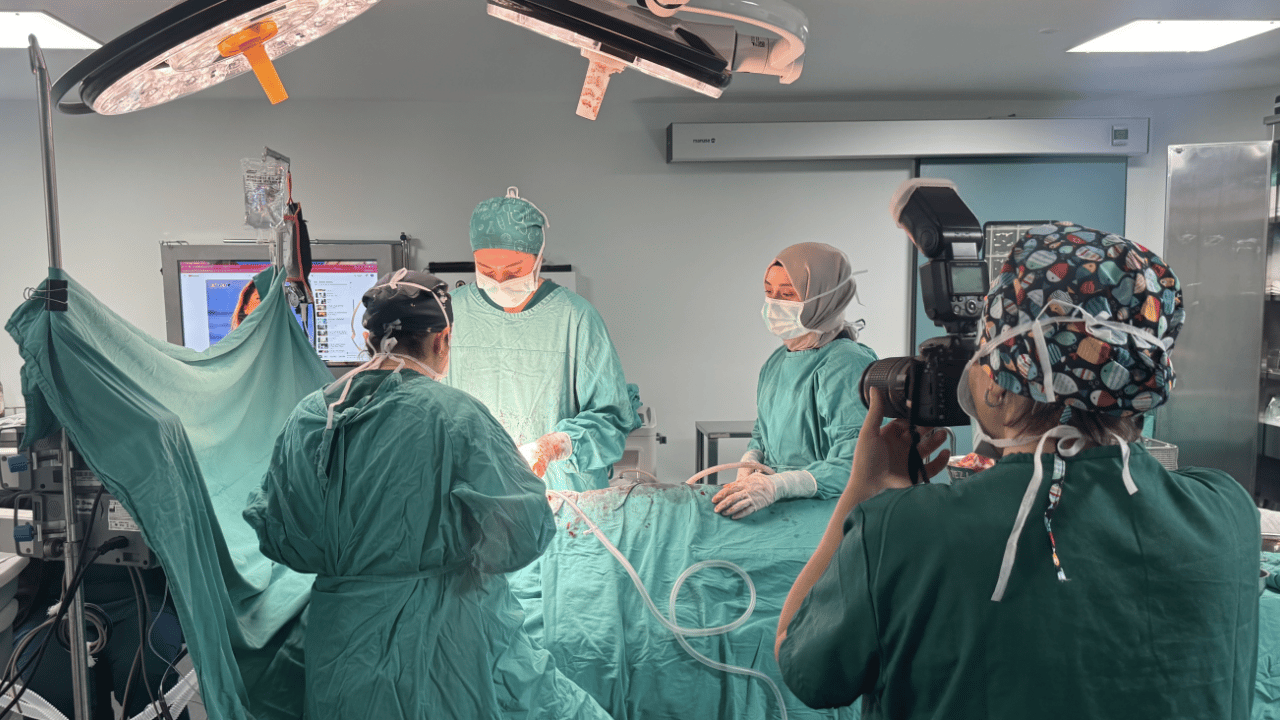 Neşterin gölgesindeki hayatlar! Ameliyathanenin gizemi fotoğraflarda