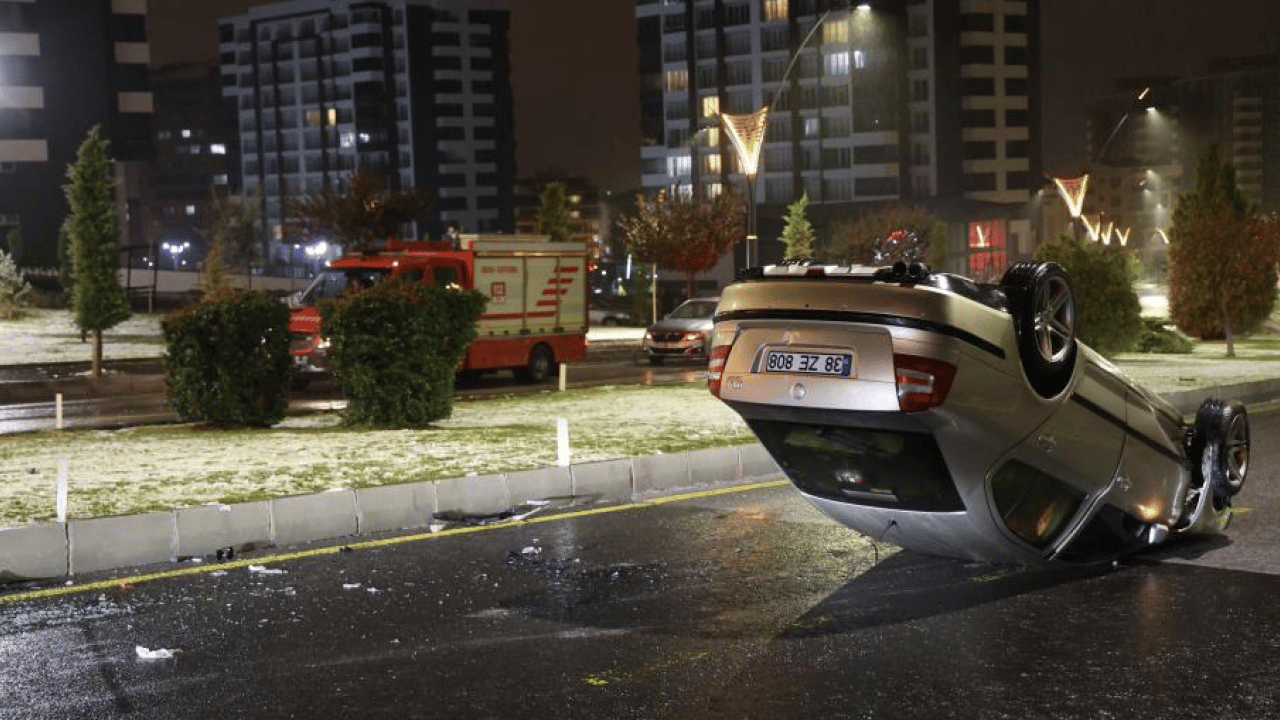 Foto - Nevşehir’de şaşırtan kaza: Sürücü takla atan aracı bırakıp kaçtı