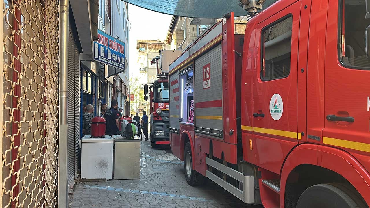 Foto - Nevşehir'de yürekleri ağza getiren yangın! İtfaiye alevlerle savaşırken vatandaşlar da yardıma koştu!