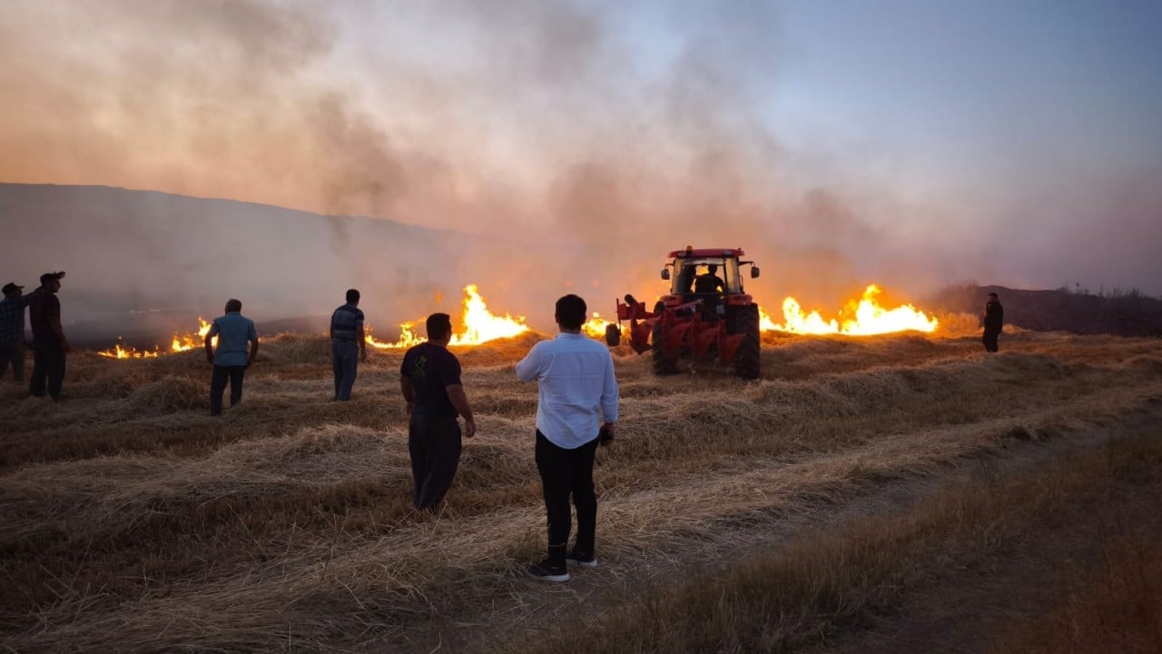 Foto - Neyse ki alevler yayılmadı... Saman yangınından geriye film gibi görüntüler kaldı