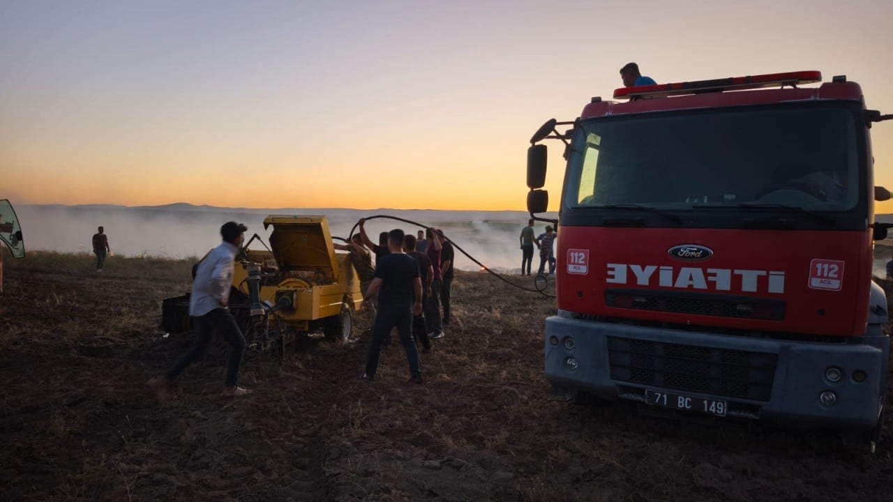 Foto - Neyse ki alevler yayılmadı... Saman yangınından geriye film gibi görüntüler kaldı