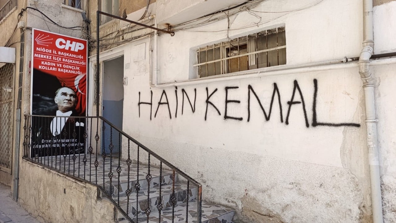 Foto - Niğde CHP binası savaş alanına döndü! Görevden almalar sonrası partide deprem