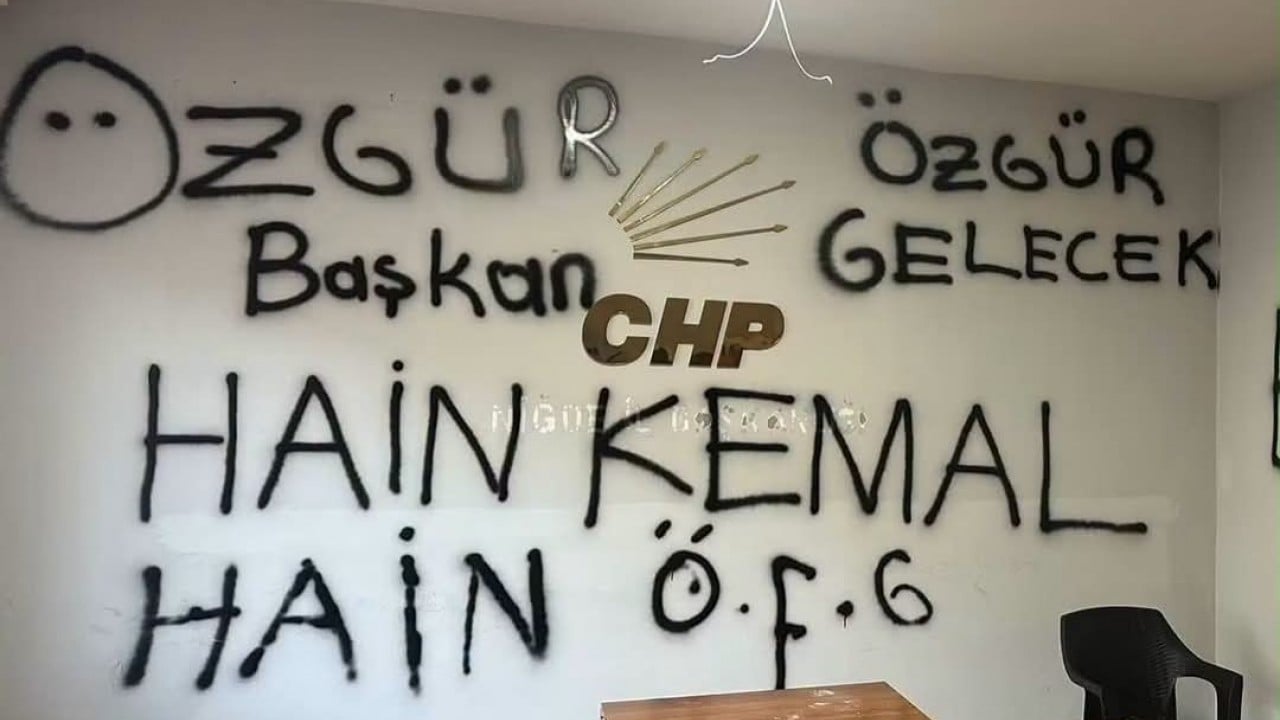 Foto - Niğde CHP binası savaş alanına döndü! Görevden almalar sonrası partide deprem
