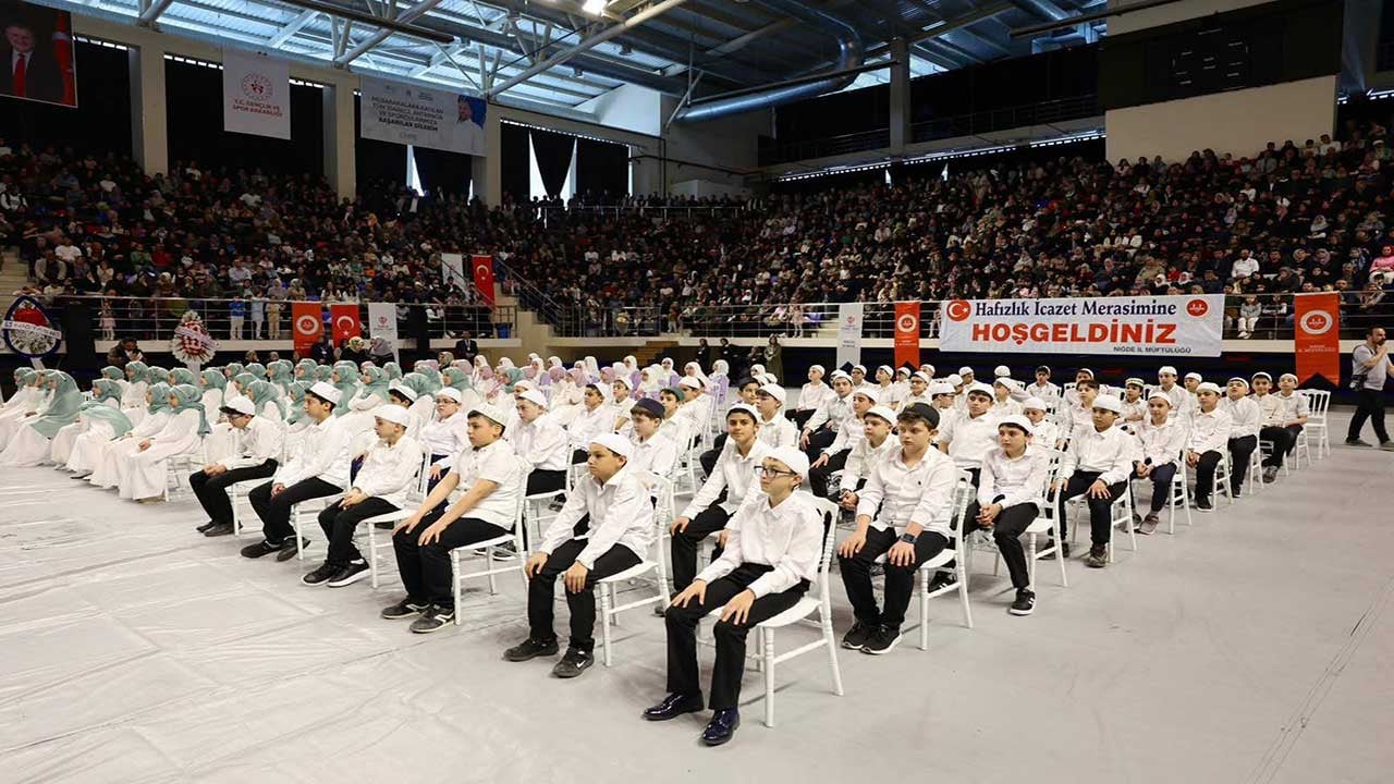 Foto - Niğde'de 111 hafız icazetini aldı! Gönülleri nurlandıran merasimde Kur'an ziyafeti yaşandı