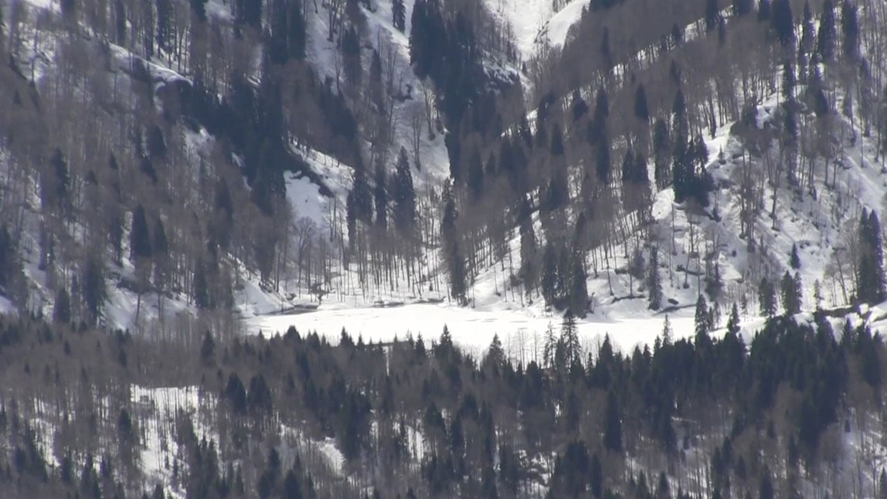 Foto - Nisan ayında buz tuttu! Karagöl’de kış manzarası geri döndü