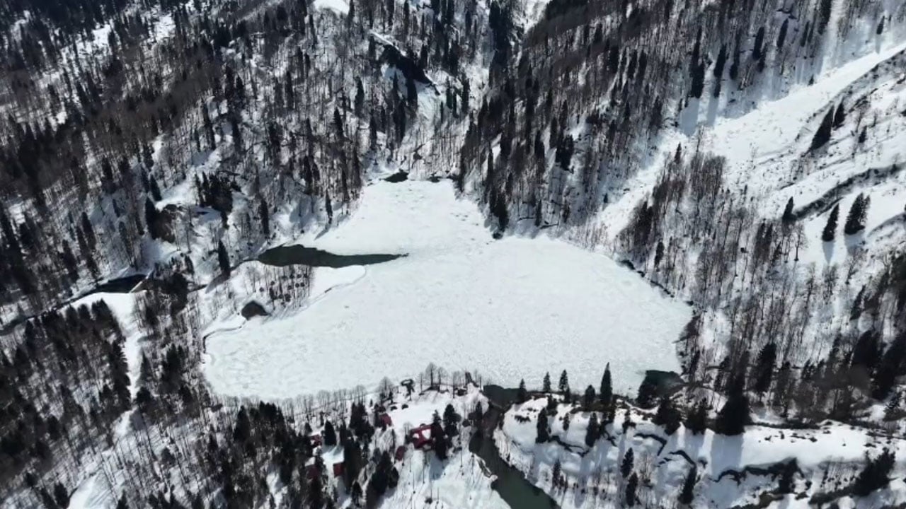 Foto - Nisan ayında buz tuttu! Karagöl’de kış manzarası geri döndü