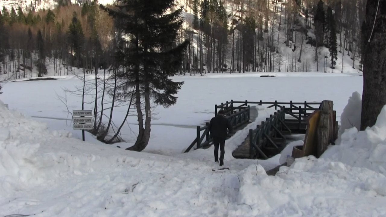 Foto - Nisan ayında buz tuttu! Karagöl’de kış manzarası geri döndü