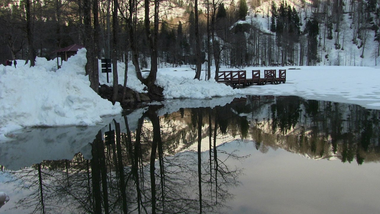 Nisan ayında buz tuttu! Karagöl’de kış manzarası geri döndü