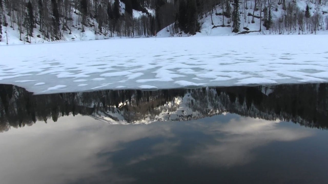 Foto - Nisan ayında buz tuttu! Karagöl’de kış manzarası geri döndü