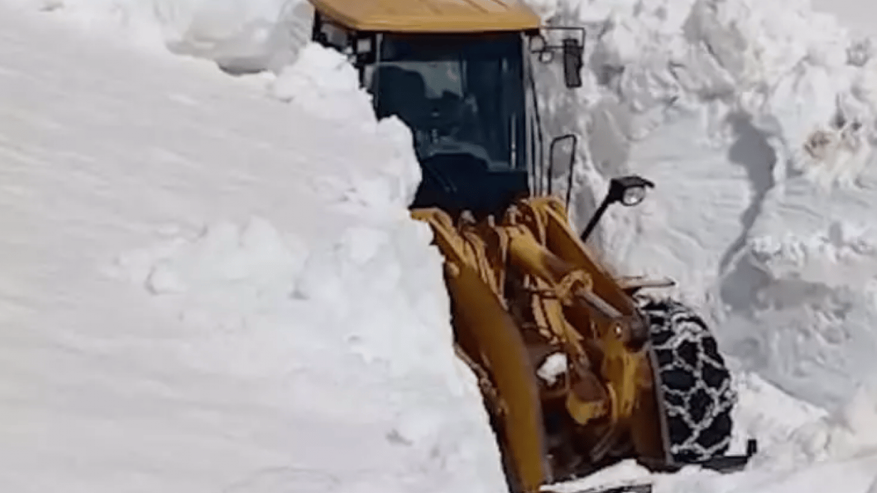 Foto - Nisan ayında kar sürprizi: 4 metrelik tüneli görenler şaşıp kalıyor!