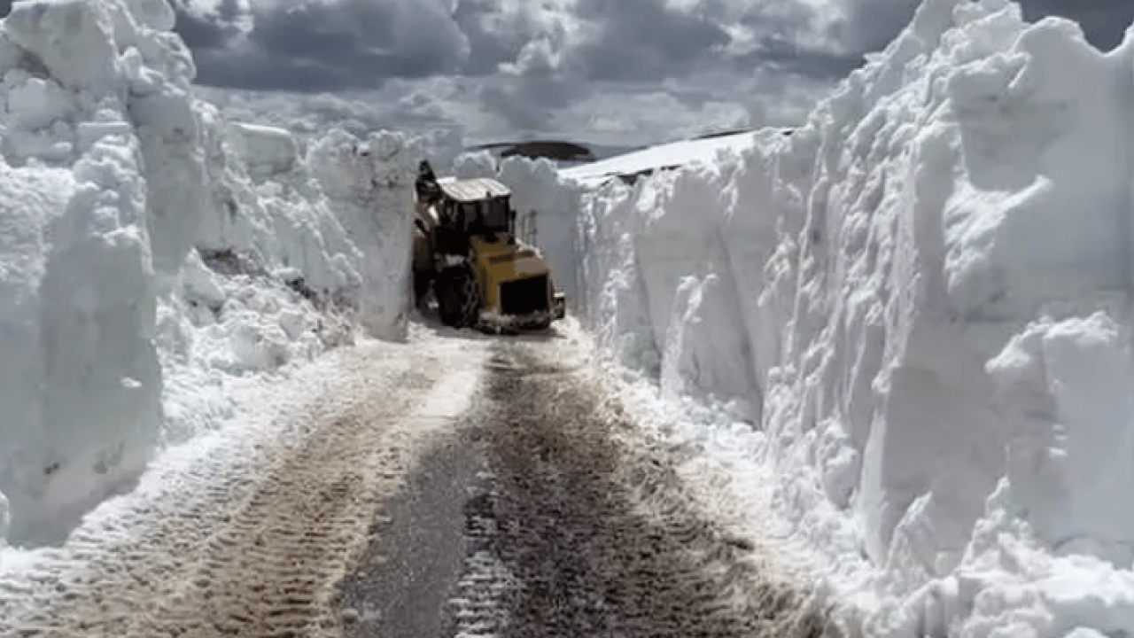 Nisan ayında kar sürprizi: 4 metrelik tüneli görenler şaşıp kalıyor!
