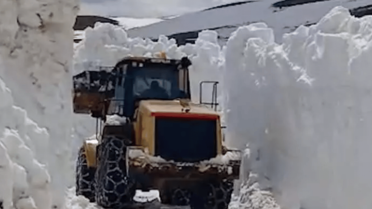 Foto - Nisan ayında kar sürprizi: 4 metrelik tüneli görenler şaşıp kalıyor!