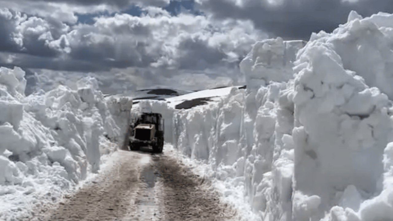 Foto - Nisan ayında kar sürprizi: 4 metrelik tüneli görenler şaşıp kalıyor!