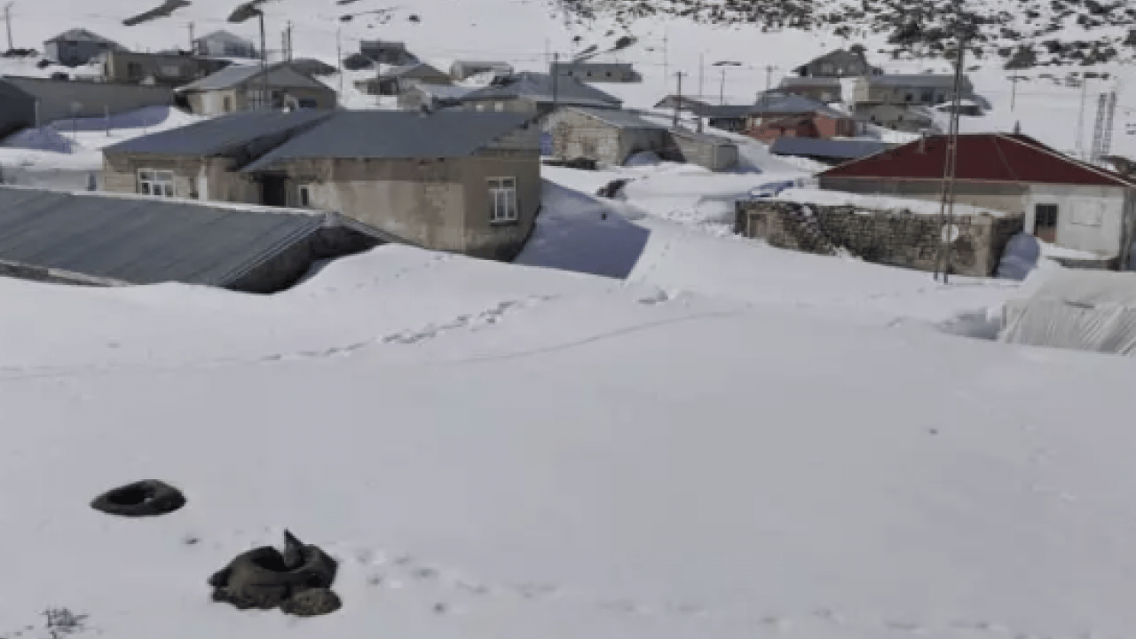 Foto - Nisan ayında kara gömüldüler: Beyaz örtü 3 metreyi aştı!