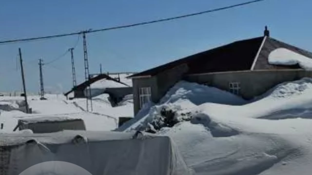 Nisan ayında kara gömüldüler: Beyaz örtü 3 metreyi aştı!